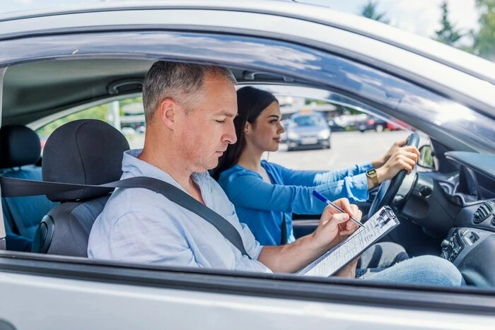 Goon Autorijschool helpt leerlingen met theorie en rijopleiding