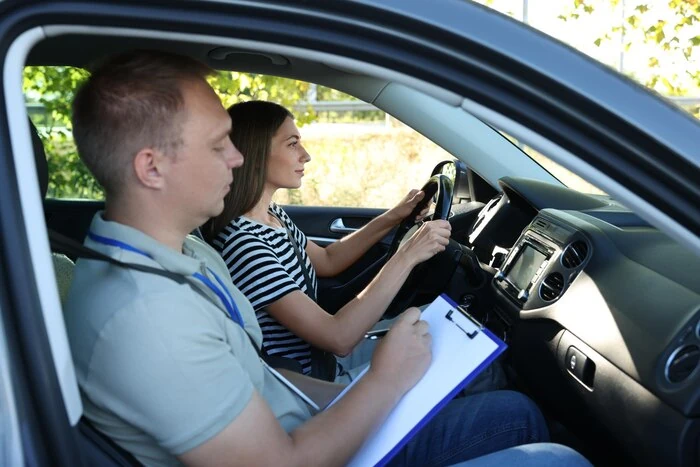 Leerling bereidt zich voor op het theorie examen bij Goon Autorijschool