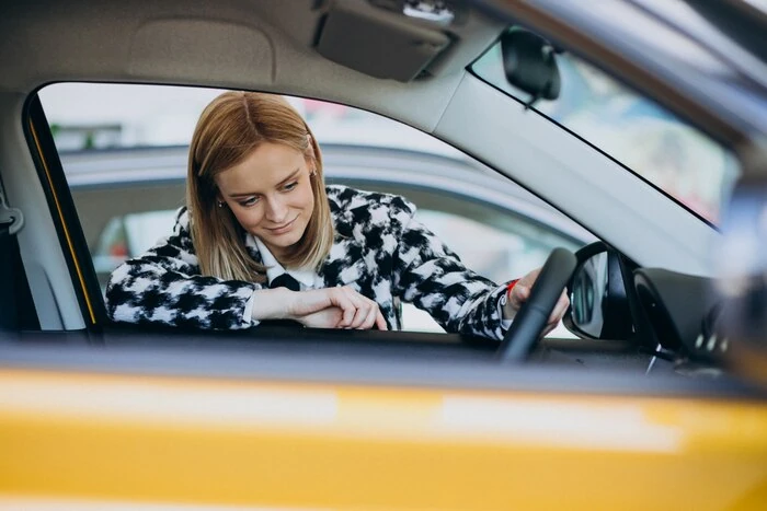 Leerling tijdens een autorijles bij Goon Autorijschool in Utrecht
