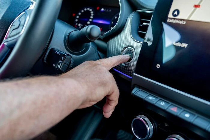 Leerling volgt rijles met automaat